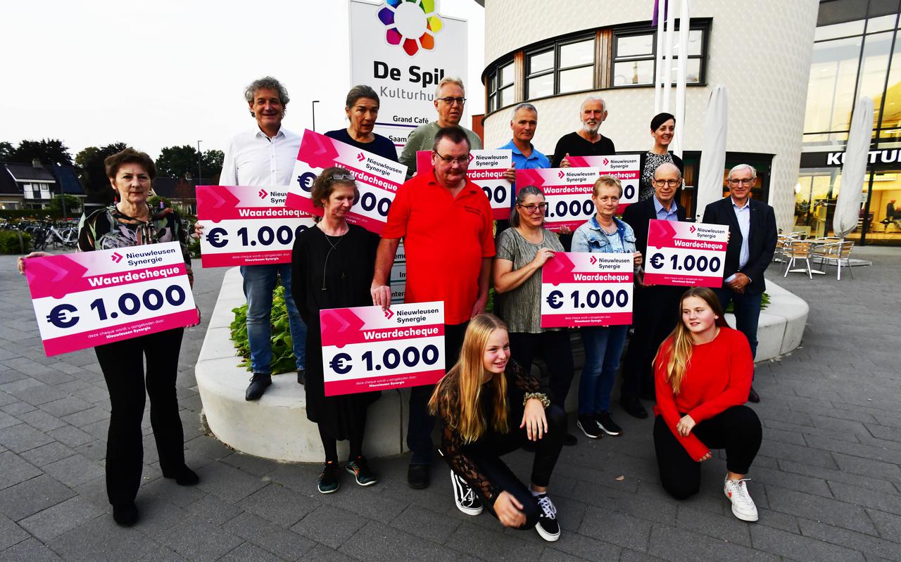 Nieuwleusen Synergie deelde tien cheques van elk duizend euro uit aan lokale verenigingen en goede doelen. 