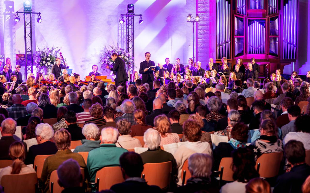 Ars Musica brengt de drie duur durende Matthäus-Passion voor een volle kerk in Rouveen.