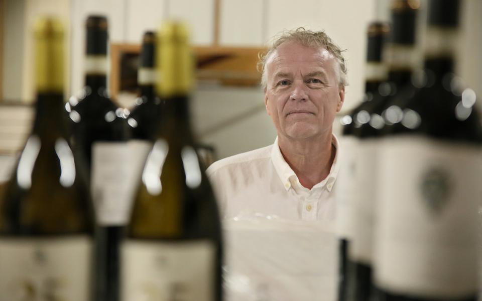 Roel Popma, eigenaar van de Kasteelhoeve in IJhorst die 25 jaar bestaat. Per jaar gaan er 500.000 flessen wijn door de handen van de tachtig medewerkers van het bedrijf.