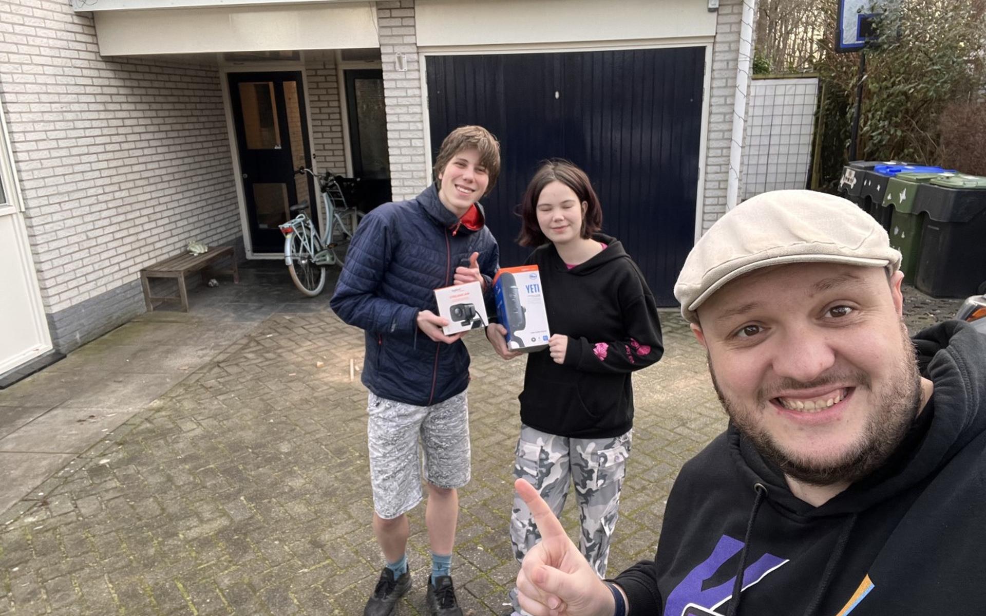 Jesper (17) en Liv (13) zijn blij met hun prijs