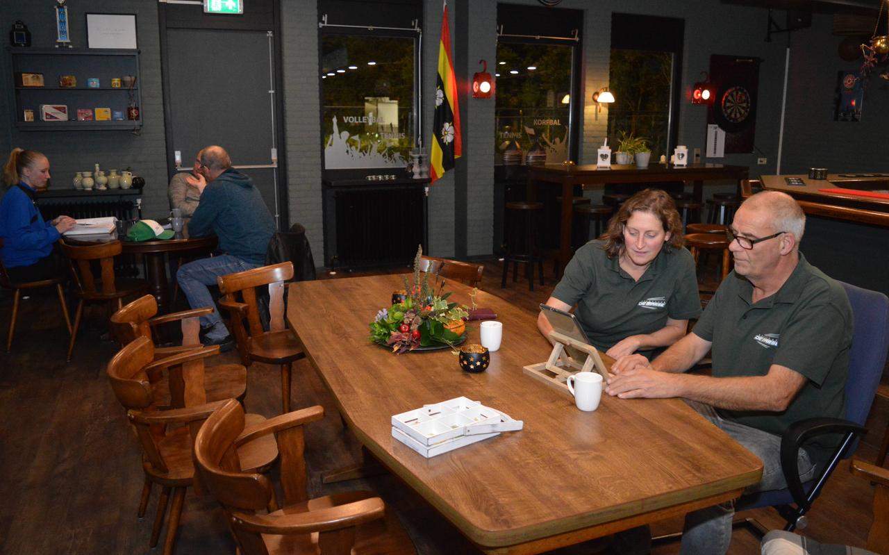 Ingrid Koekoek en Wilco Koster nemen de week weer even door, er komt steeds meer leven in de brouwerij. Op de achtergrond vergaderen de volleyballers. Ingrid Koekoek en Wilco Koster nemen de week weer even door, er komt steeds meer leven in de brouwerij. Op de achtergrond vergaderen de volleyballers.