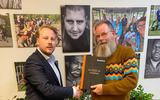 Wethouder Robin van Ulzen (l.) ontving maandag het Oranjeborg-boek uit handen van directeur Henk Stokvis.