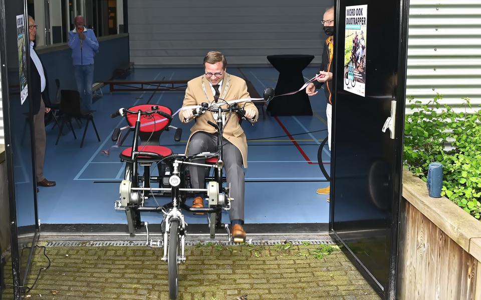 Burgemeester Richard Korteland gaat met de duofiets door het lint. Het is de aftrap van Duotrappers Meppel.