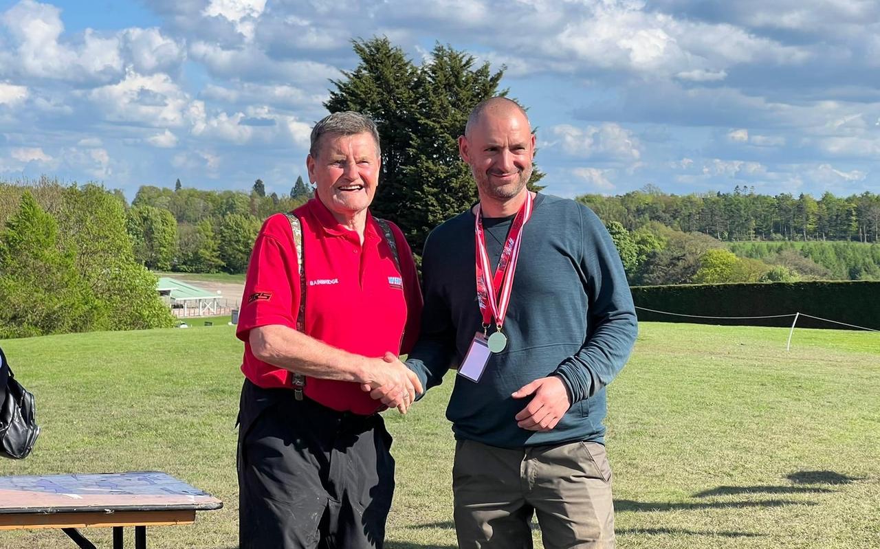 Jonas Fehlhaber (rechts) wordt gefeliciteerd met zijn wereldtitel in het Engelse Harrogate. Jonas Fehlhaber (rechts) wordt gefeliciteerd met zijn wereldtitel in het Engelse Harrogate.