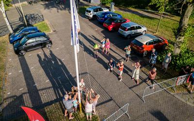 De Drentse Fiets4daagse werd maandagavond geopend door het hijsen van de vlag.