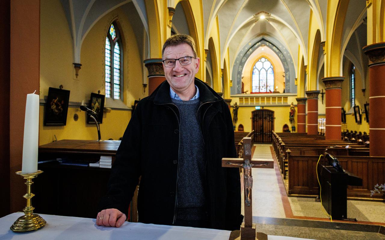 Dominee. Harry Offereins gaat op tweede kerstdag voor in de oecumenische dienst in de Clemenskerk in Steenwijk.