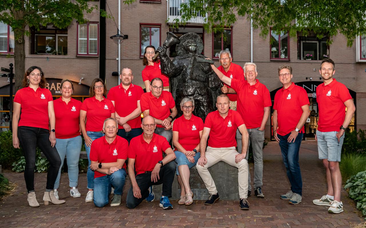 Wiebo Walstra (zittend, rechts) en zijn team poseren op de Wheem. Ze hebben heel veel zin in de Meppel City Run 2022.