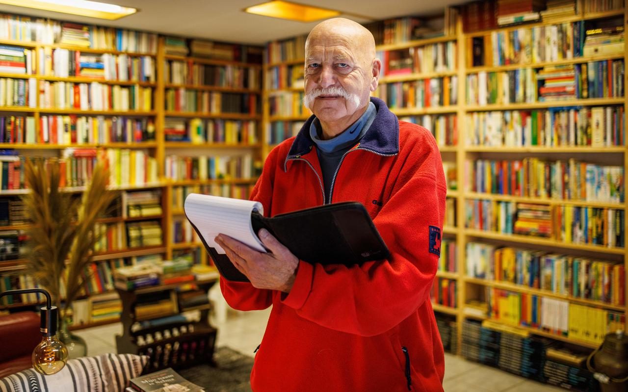 Arend Waaijer heeft een soort bibliotheek in zijn huis aan de Veendijk: 'Als verslaggever probeer ik de feiten weer te geven. Ik ben geen clubman.'