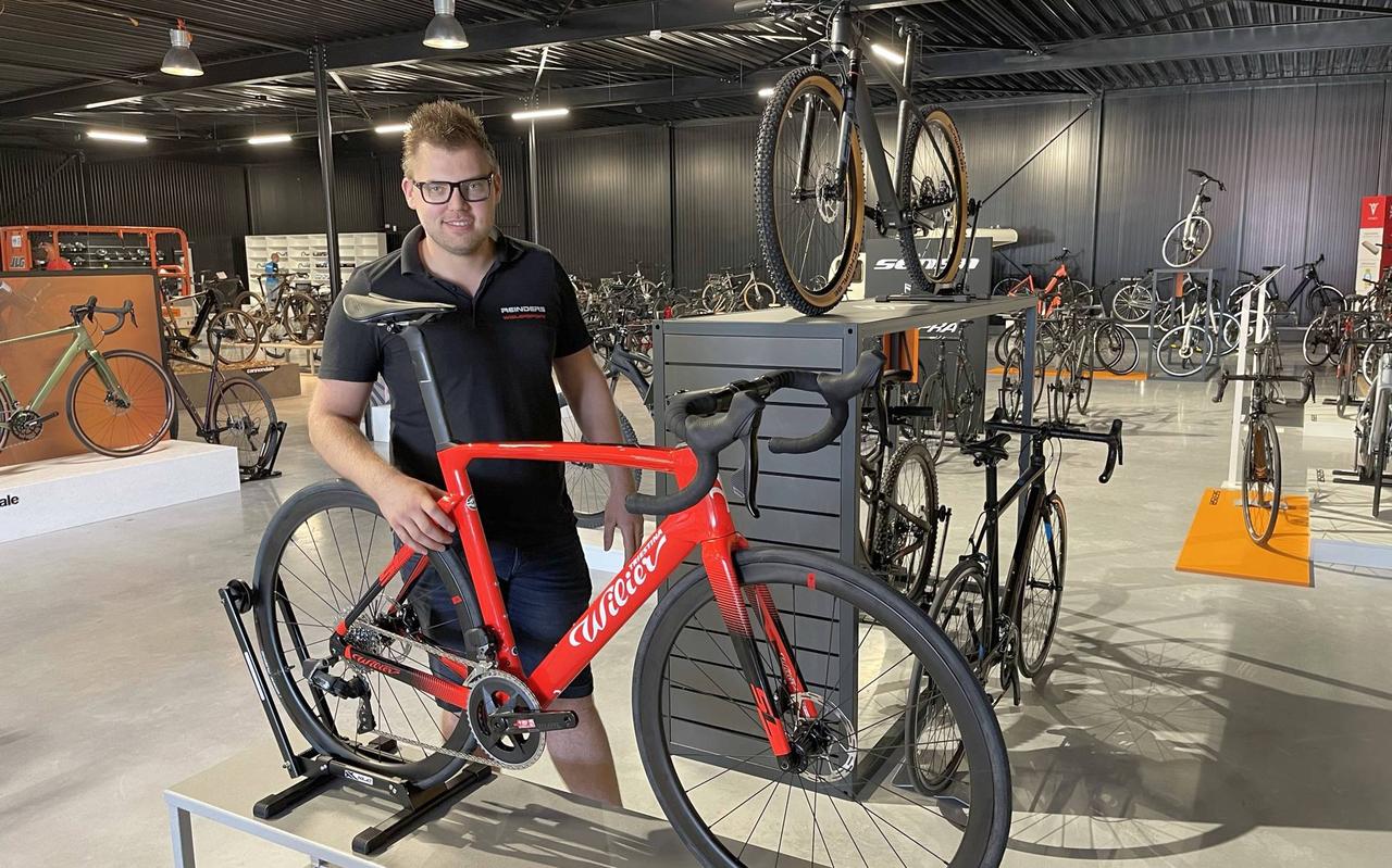 Eigenaar Henk Reinders met een fraaie rode Wilier racefiets in de nieuwe winkel. Eigenaar Henk Reinders met een fraaie rode Wilier racefiets in de nieuwe winkel.