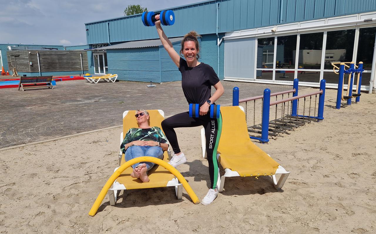 Annelien Laan (r) en bedrijfsleidster van Zwembad Staphorst Herma Steenbergen zijn druk met de voorbereidingen voor het Fit Festival Staphorst.