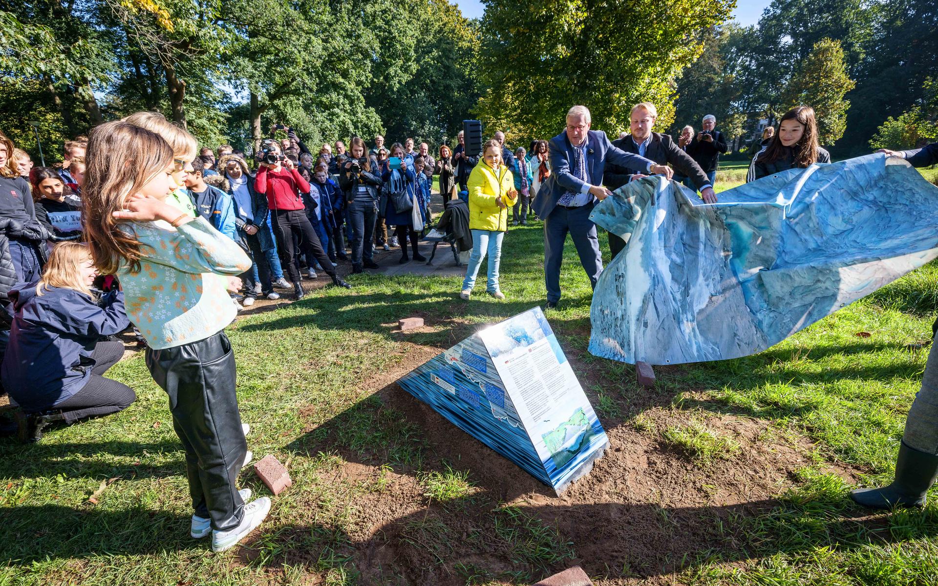Donderdagochtend werd het Aardkundig Monument ‘De Reest’ onthuld in het Wilhelminapark.