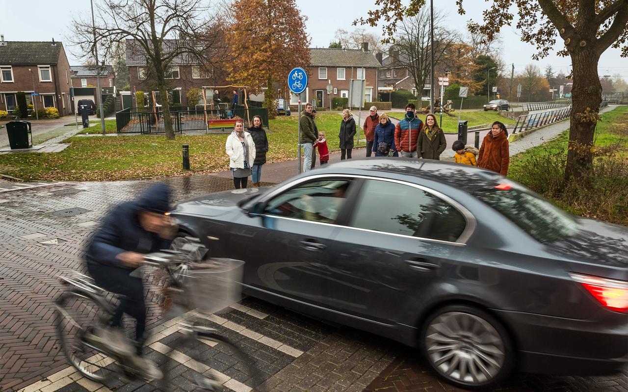 Ongeruste buurtbewoners omgeving Vleddertunnel bij kruising van de Doorbosdwarsstraat en de Meester W. Doornbosstraat. Ongeruste buurtbewoners omgeving Vleddertunnel bij kruising van de Doorbosdwarsstraat en de Meester W. Doornbosstraat.
