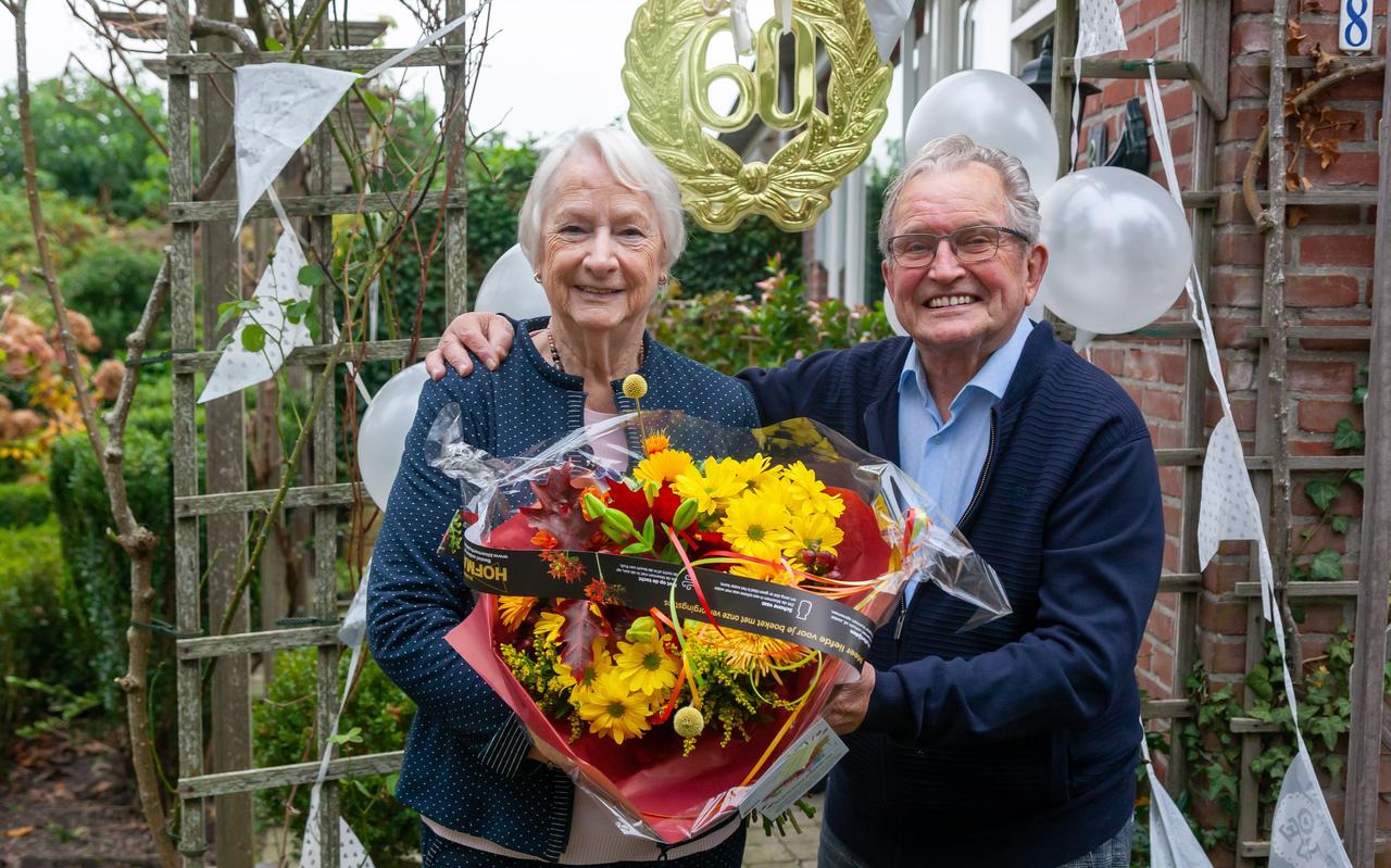 Het stralende echtpaar Ria en Albert Koeling werd woensdag in de bloemen gezet. Het stralende echtpaar Ria en Albert Koeling werd woensdag in de bloemen gezet.