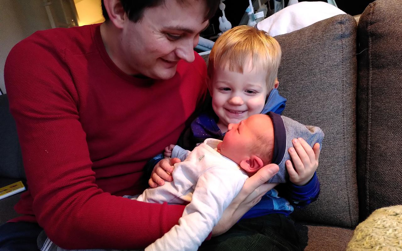 Mark de Jager met baby Ezra en zoontje Nathanaël.