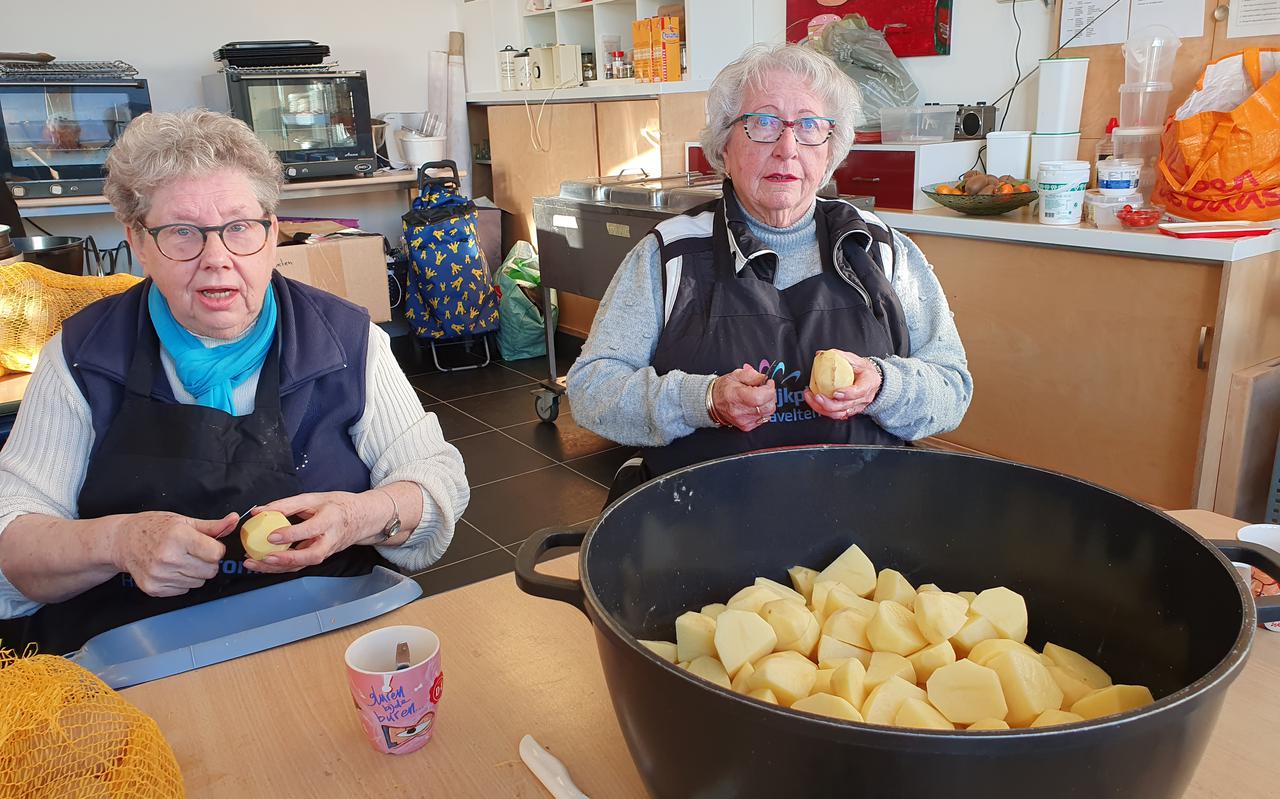 Pieteke Bentum (l) en Tineke van Zomeren werken in de keuken.