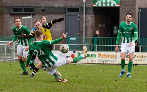 Wiebe de Jong van FC Meppel probeert het schot van PH'er Niek Manders te blokken, maar verandert daardoor de bal van richting zodat keeper Erik Kampherbeek kansloos is: 0-1.