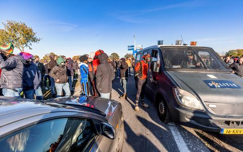 Demonstranten van Kick Out Zwarte Piet (KOZP) worden tegengehouden bij de afrit van de A28. 