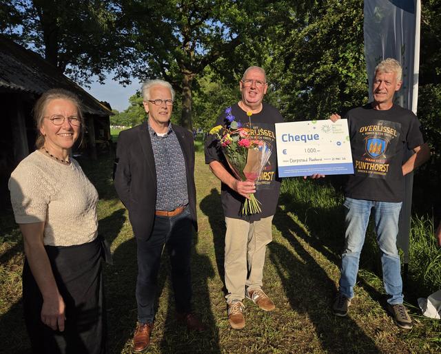 Stichting Wij Support Staphorst deelt 1000 euro uit aan Dorpsraad Punthorst