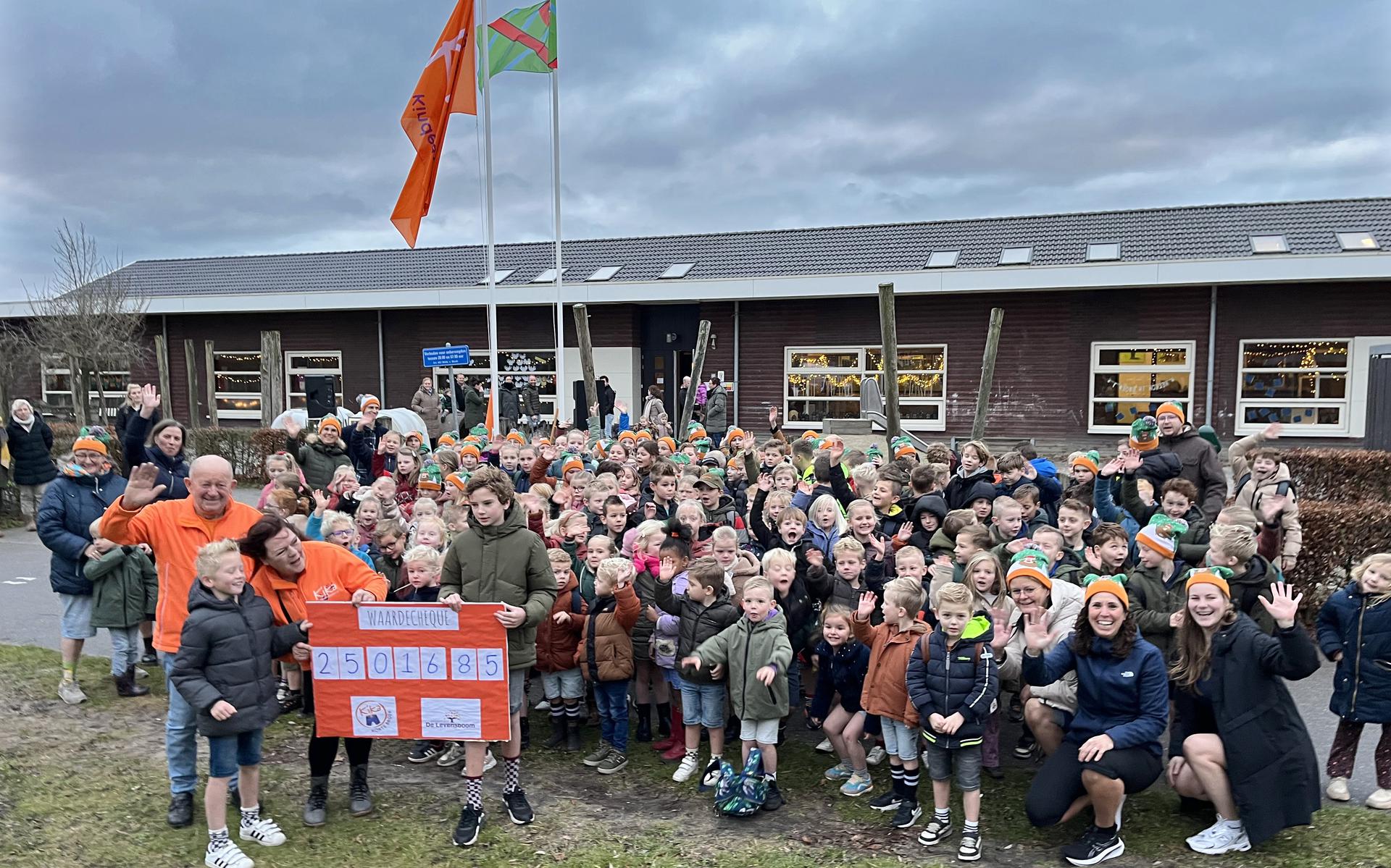 Maandagochtend overhandigde de school al een cheque van 25.000 euro aan een delegatie van KiKa. Links van de cheque staat Derk, rechts Siem Brakke.