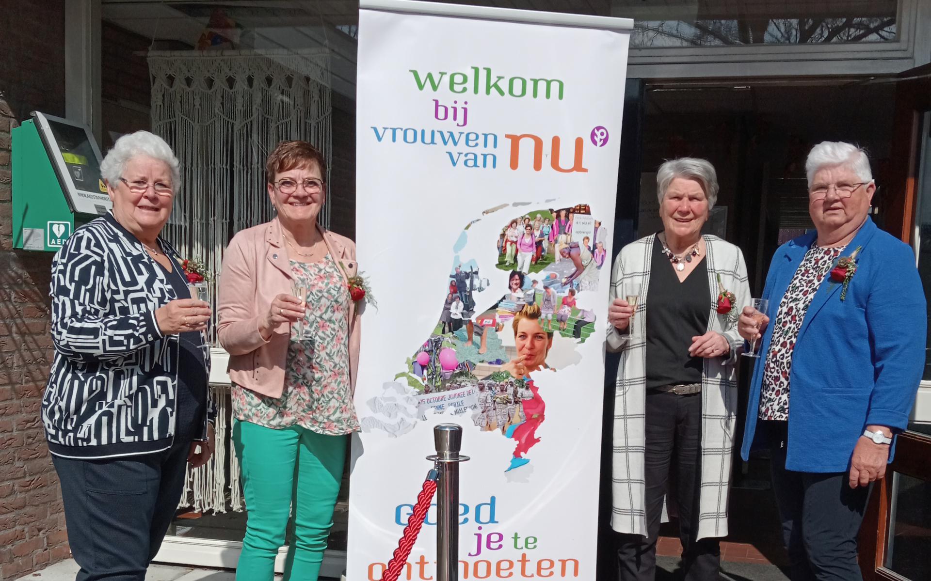 Het bestuur van de Vrouwen Van Nu: Koosje Uiterwijk, Hennie Schuurhuis, Riki Loode en Klaasje van der Sluis. Afwezig: Geja de Lange en Marga Voerman.