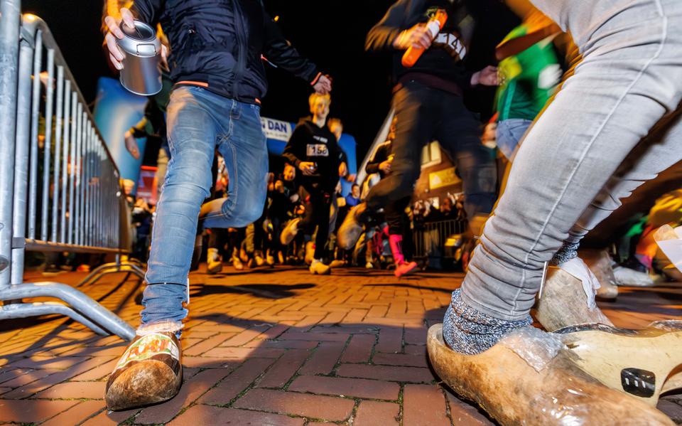 Houten schoenen ratelen over het plaveisel. Dit jaar gaat het niet door.