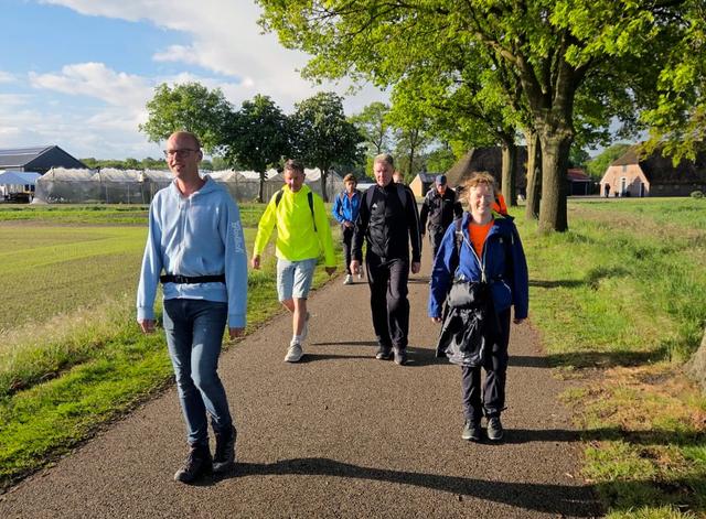 Wandelaars lopen van Staphorst naar Rijssen (54 kilometer) voor Spieren voor Spieren. Ze halen er 85