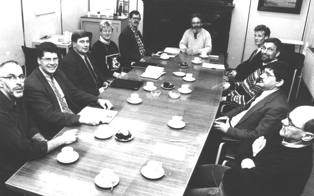 De historische foto van getorpedeerde coalitieonderhandelingen in maart 1994, met als voorzitter Herman Jansen en rechts op de voorgrond Jan Oldebesten en Gerrie Schurink.