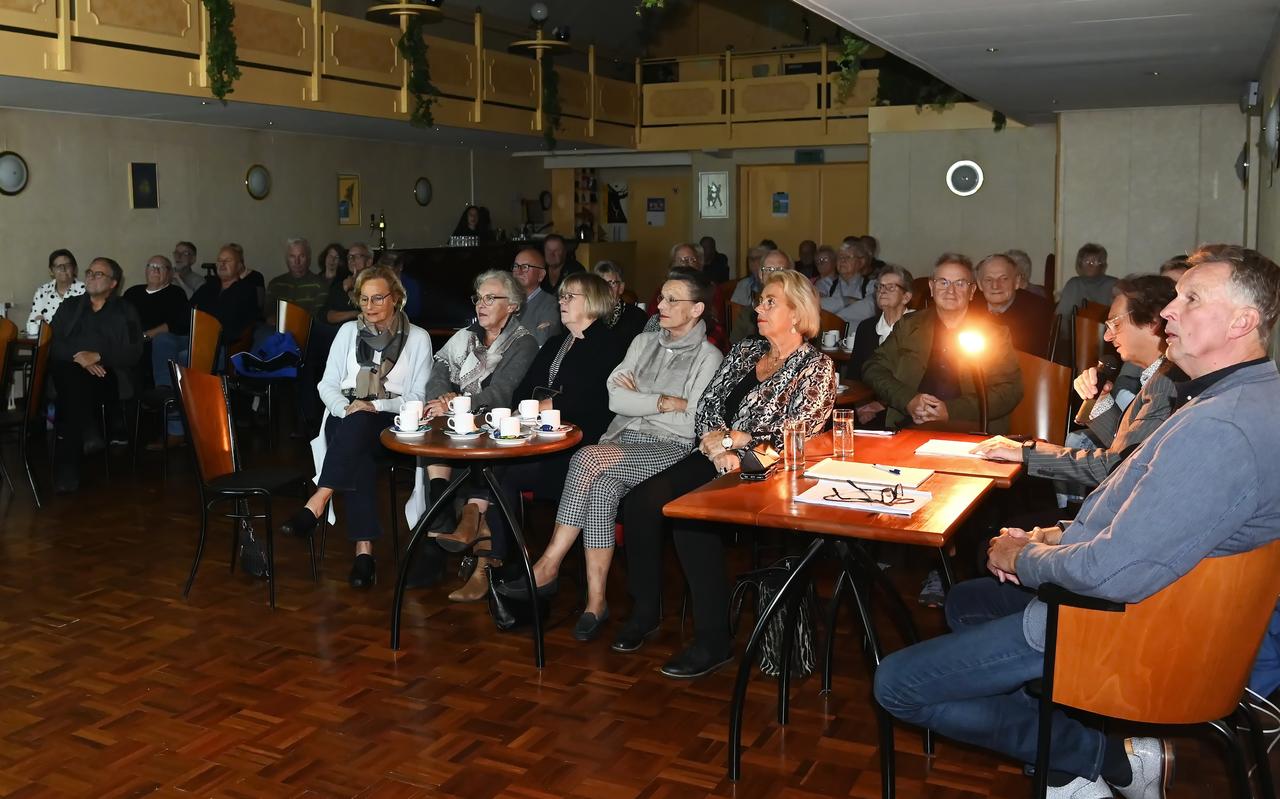 Bezoekers kijken vol belangstelling toe. Bezoekers kijken vol belangstelling toe.