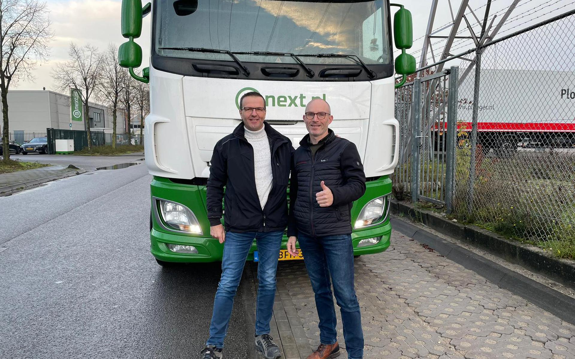 Harry Spans (r) met collega chauffeur Edwin Maljaars bij de vrachtwagen vol met goederen die in november richting Oekraïne ging. harry is een actie gestart om ook in januari weer die kant op te rijden.