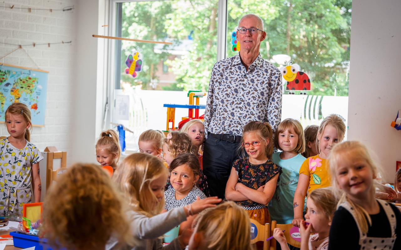 Piet van Dijk gaat met pensioen. Behalve dat hij directeur is van kindcentrum Anne Frank, staat hij ook nog een dag in de twee weken voor groep 1/2a. Piet van Dijk gaat met pensioen. Behalve dat hij directeur is van kindcentrum Anne Frank, staat hij ook nog een dag in de twee weken voor groep 1/2a.