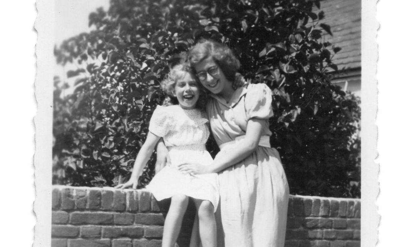 Wil en zusje Joop (1945).