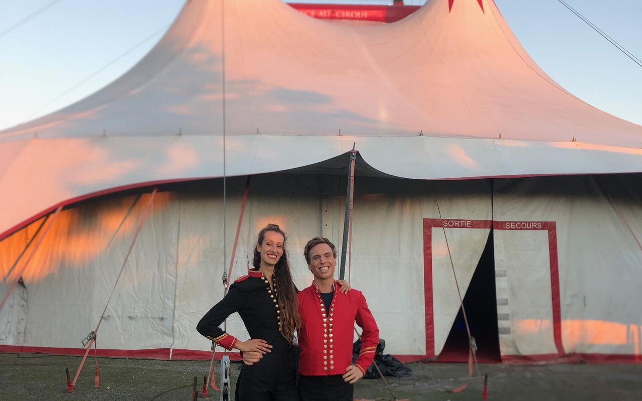 Sander Boschma en Annemarie Platteschor voor de circustent van Place au Cirque.