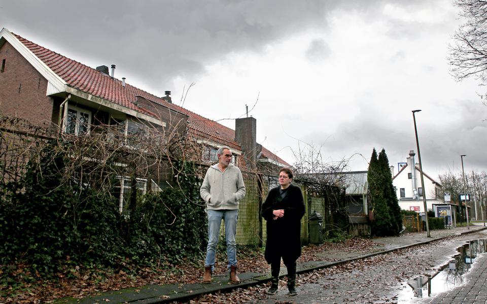 Jan Postma en Yvonne Leise  dubben over het bod dat ze gekregen hebben voor hun huis. 'Ons wordt het mes op de keel gezet.'