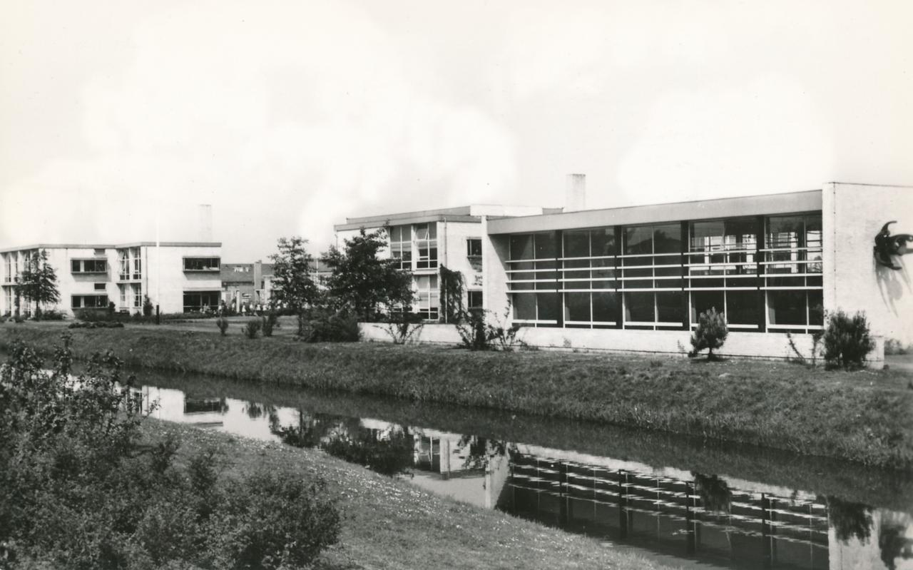 De scholen langs de Wold Aa zijn bereikbaar via bruggen. Het complex, inclusief de bruggen, is ontworpen door architect Huig Maaskant uit Rotterdam en gebouwd in 1957. De scholen langs de Wold Aa zijn bereikbaar via bruggen. Het complex, inclusief de bruggen, is ontworpen door architect Huig Maaskant uit Rotterdam en gebouwd in 1957.