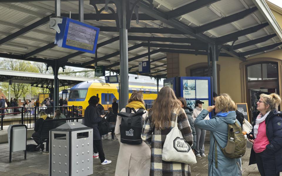 Gestrande reizigers op het treinstation van Meppel. 