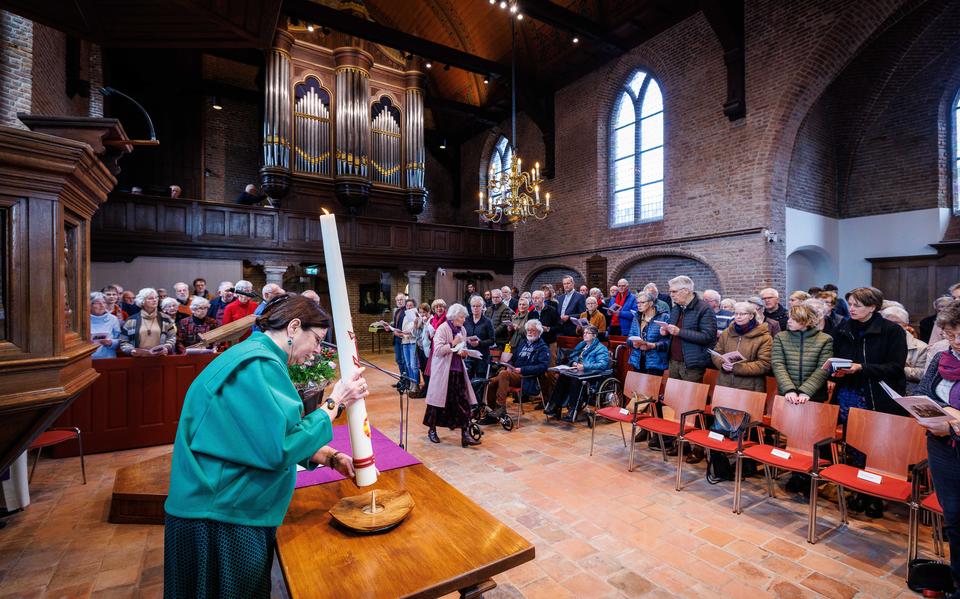 Met het binnendragen van het doopvont, kanselbijbel en paaskaars is de verbouwde Nicolaaskerk in Dwingeloo weer in gebruik genomen.