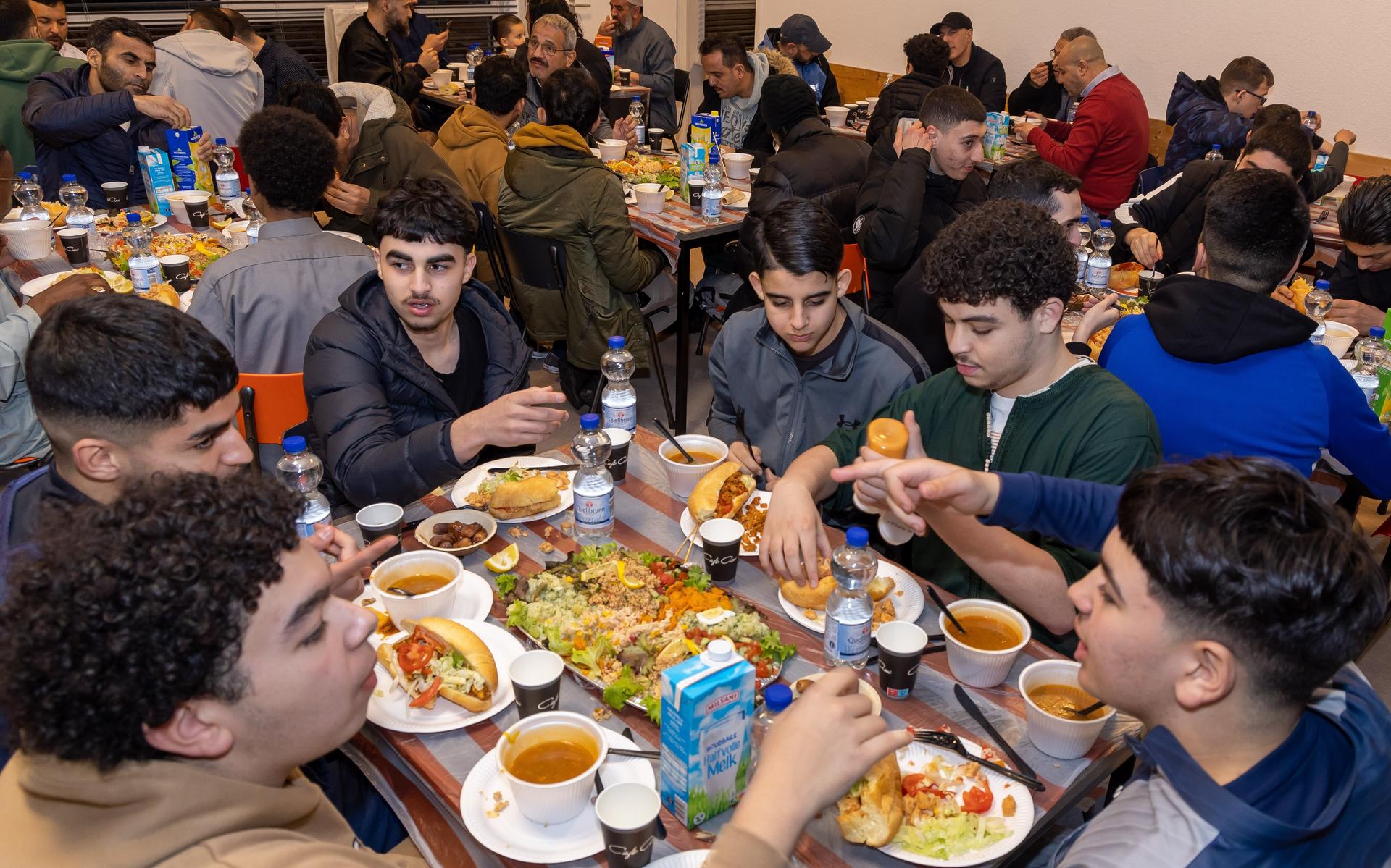 De gezamenlijke iftar in de moskee in Meppel.
