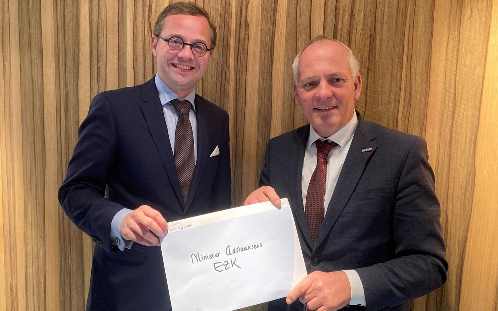 Burgemeester Richard Korteland van Meppel in zijn rol als voorzitter van de vereniging van Drentse gemeenten (portefeuille EZ) en Henk Brink, de gedeputeerde van de provincie Drenthe ondertekenen de brief. 