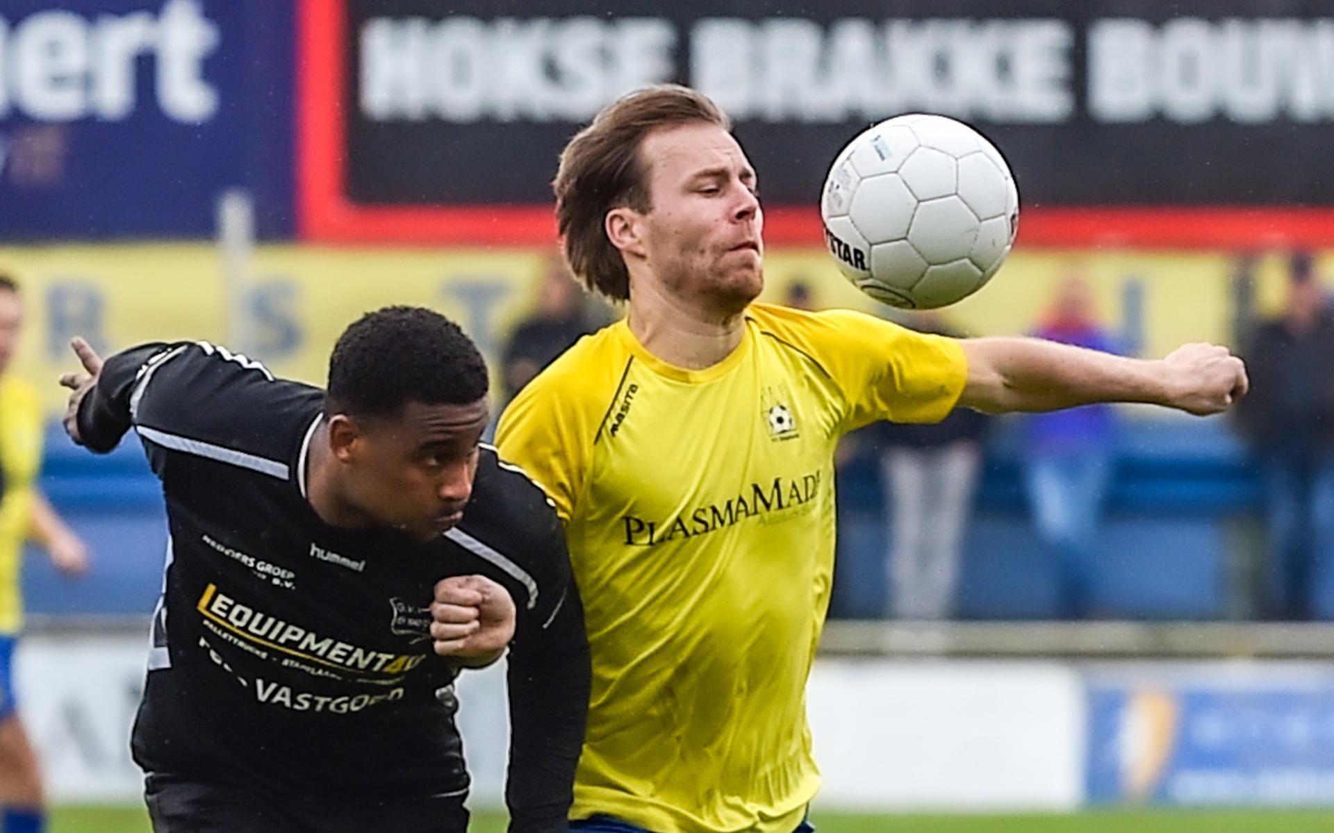Jurian van den Brink, in duel om de bal. Hij kreeg zaterdag tegen GVVV de beste scoringsmogelijkheden namens Staphorst.