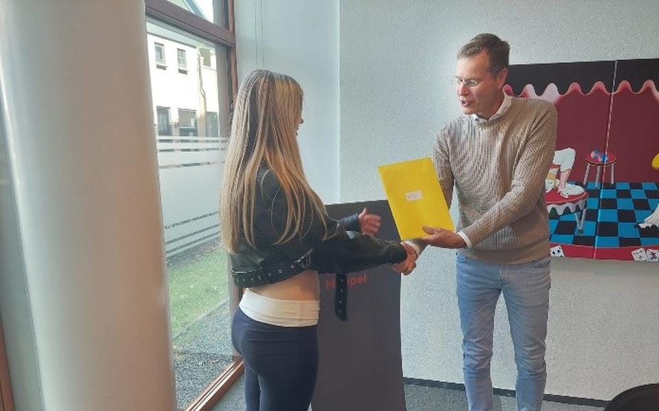 De hele maand juni zorgen medewerkers van Welzijn MensenWerk in Meppel ervoor dat jongeren hun waardering persoonlijk overhandigd krijgen, op school of thuis.