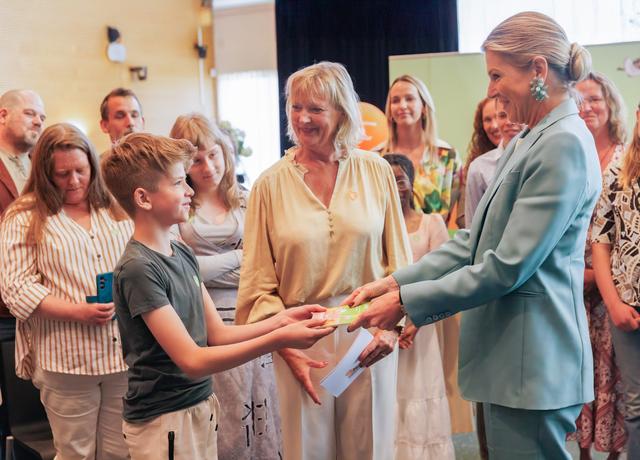 Jonge Meppeler overhandigt Koningin Maxima boekje over Buurtgezinnen