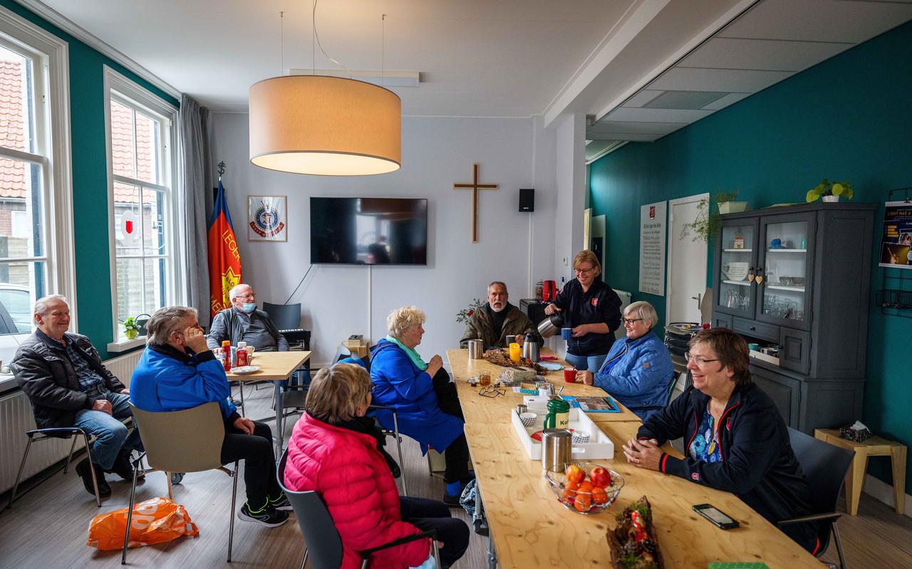 Heleen schenkt koffie in voor de gasten in de huiskamer. Sarien (rechts voor) gaat het gesprek aan met een van de bezoekers. Heleen schenkt koffie in voor de gasten in de huiskamer. Sarien (rechts voor) gaat het gesprek aan met een van de bezoekers.