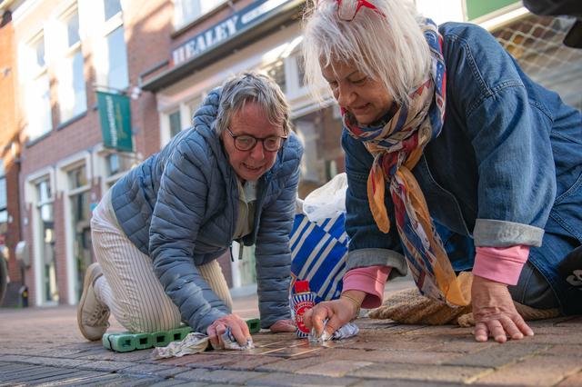 Stichting Joods Erfgoed poetst Stolpersteine in Meppel in aanloop naar de dodenherdenking
