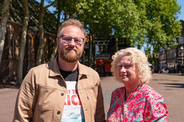 Zo zoon, zo moeder: Gerda (63) neemt na zoon Xander (35) plaats in raad voor SP Meppel. ‘Hij is mijn