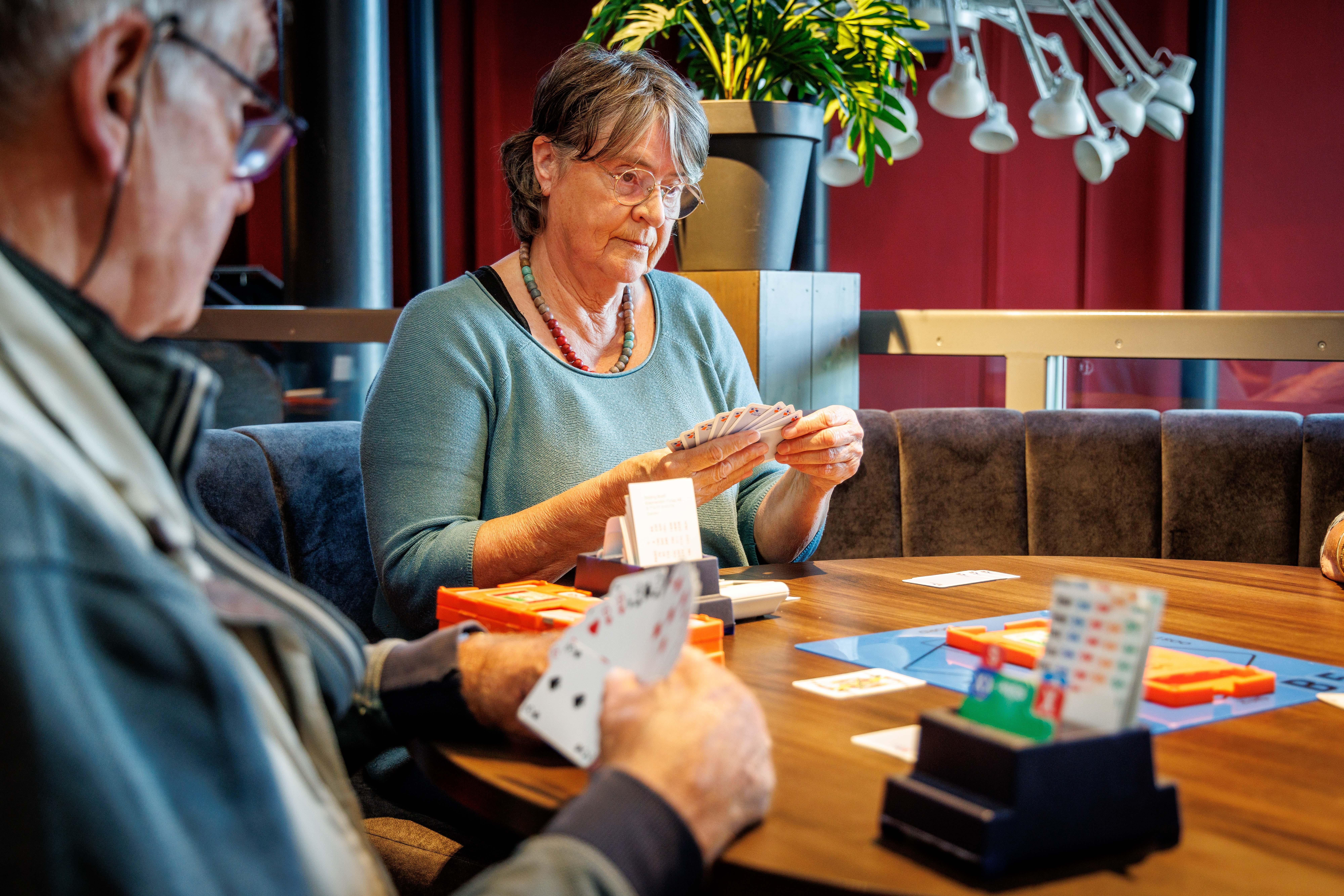 Voorzitters Henk, Marian en Henk van de bridgeclubs in de regio merken de toenemende vergrijzing. ‘B