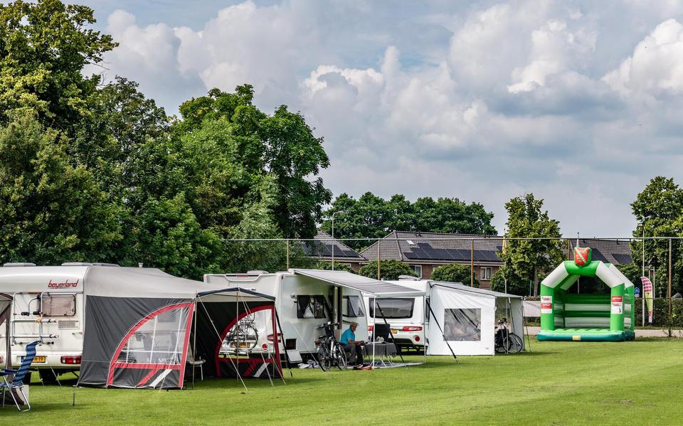 Sportpark Ezinge fungeert weer als camping.