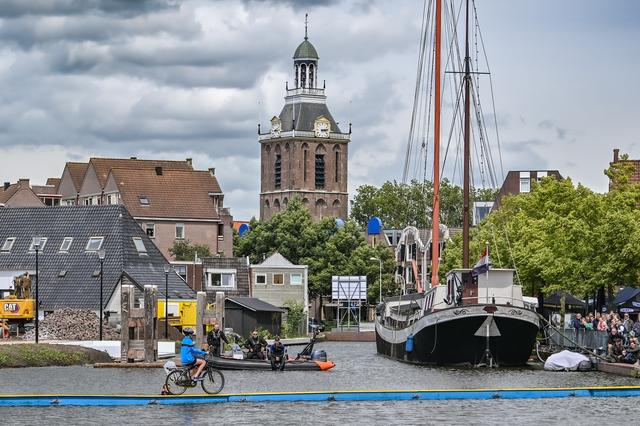 Word een levende sjoelsteen tijdens evenement Glij ‘m erin in Meppel. ‘Het goede doel en plezier met