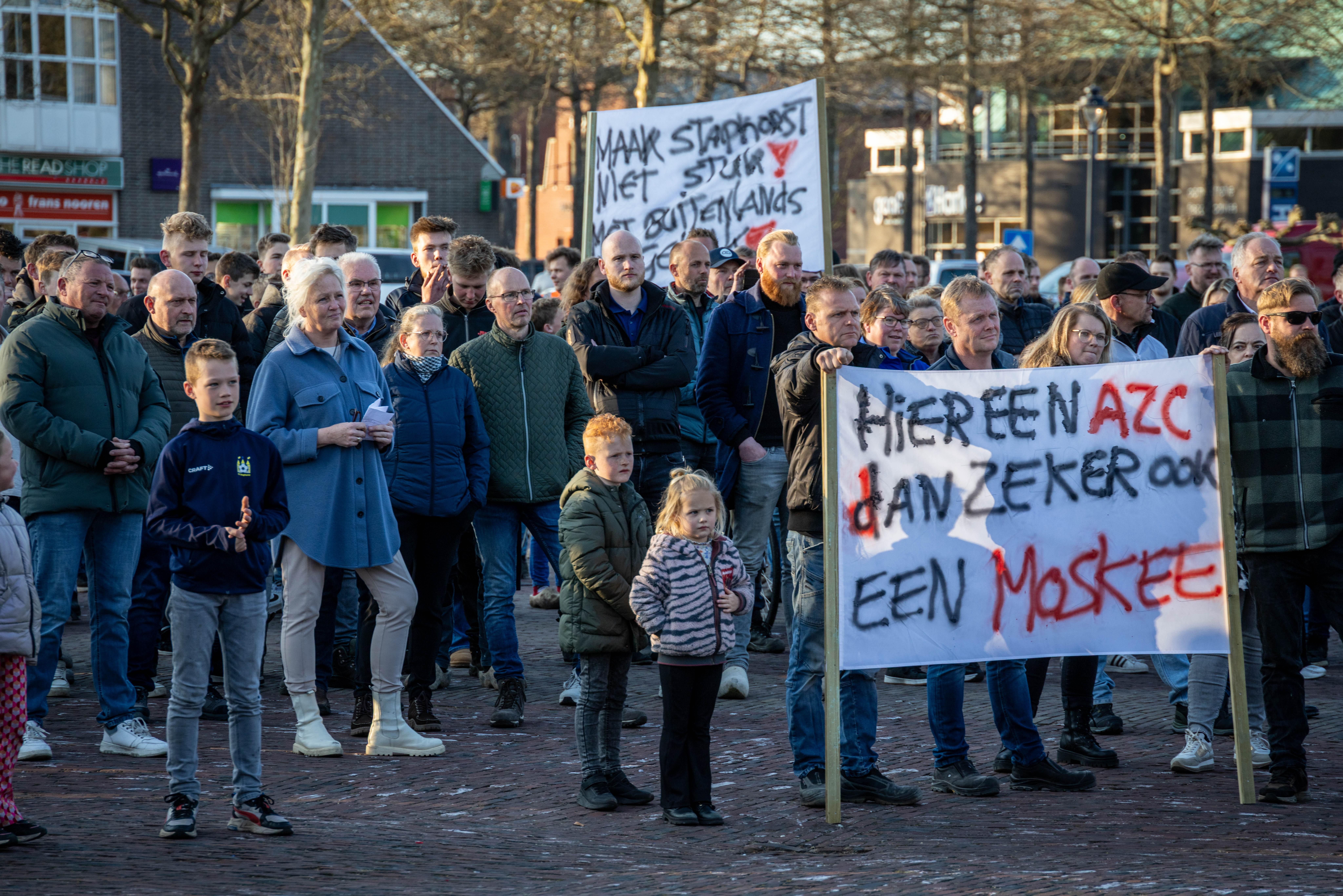 Asielminister Van den Brink schrijft Staphorst een brief: U voldoet niet aan de Spreidingswet. Gemee