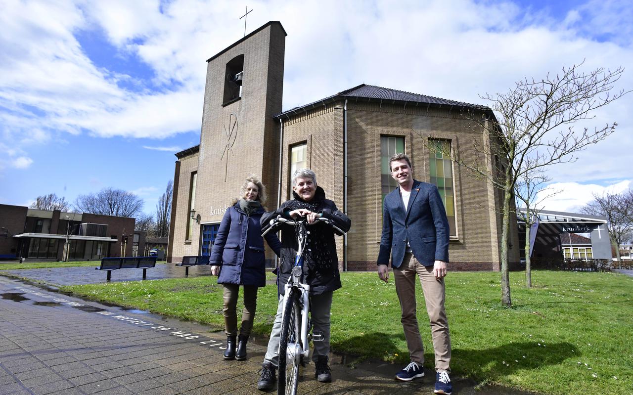 Arianne Lagerburg, Jeanet van der Veen en Koos Tamminga bij de Kruiskerk in Meppel, het startpunt van de fiets- en wandeltocht.