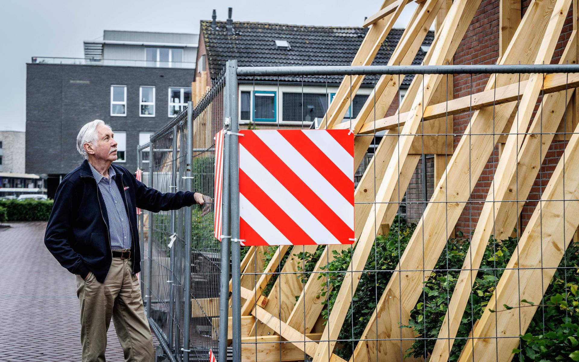 Meneer Van der Wulp bij zijn woning.